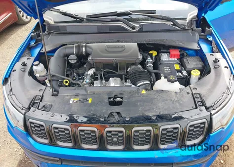 2024 Jeep Compass Latitude 4X4 z USA, uszkodzony, nr VIN 3C4NJDBN4RT106311